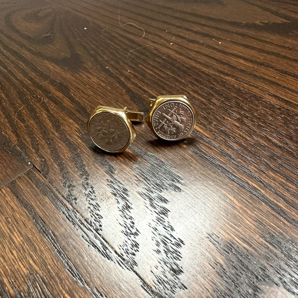 Golf-toned cuff links featuring US dimes